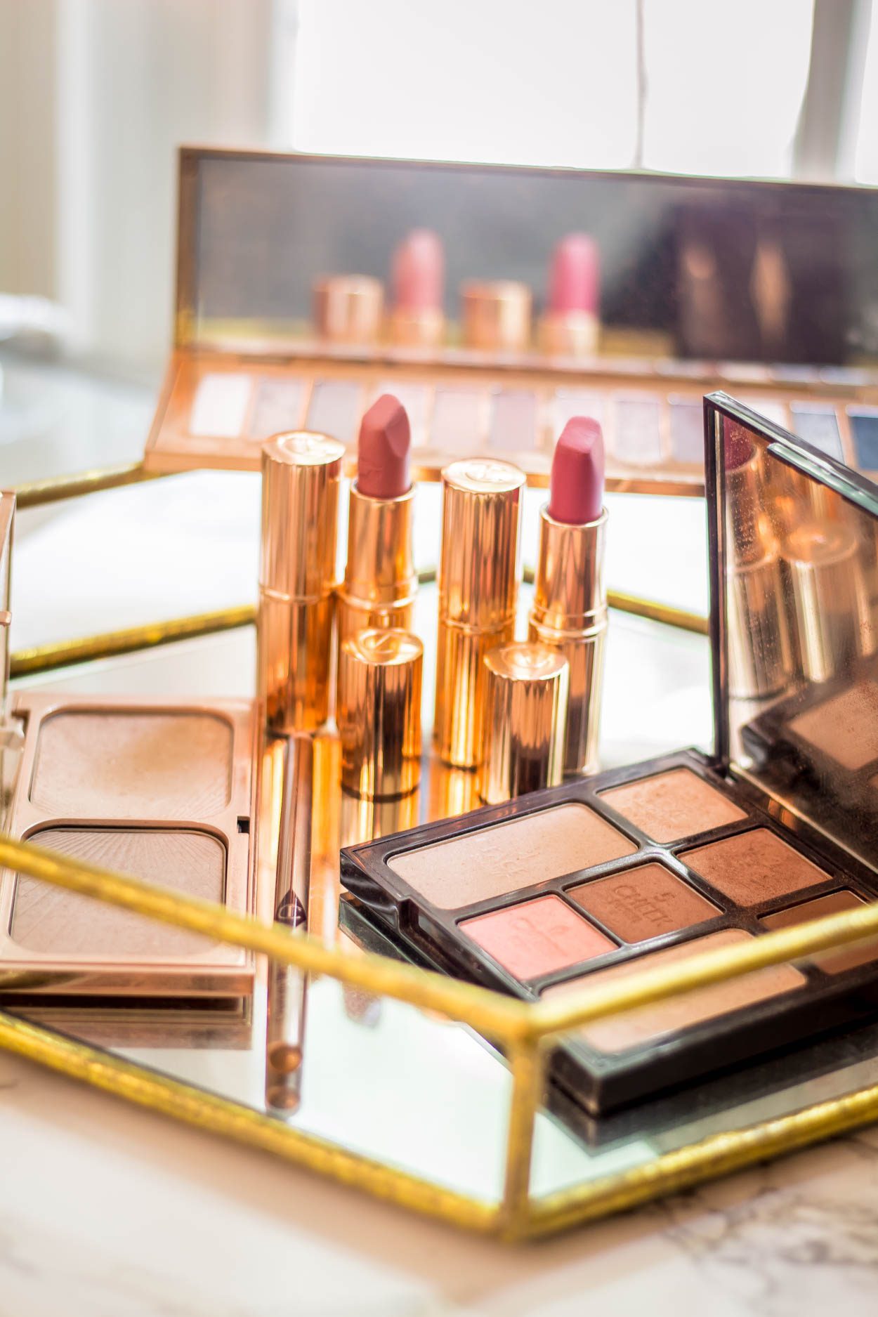 Charlotte tilbury. Charlotte Tilbury косметика. Charlotte Tilbury косметичка. Косметика Шарлотта Шарлотта Тилбери в Москве магазин. Charlotte Tilbury набор.